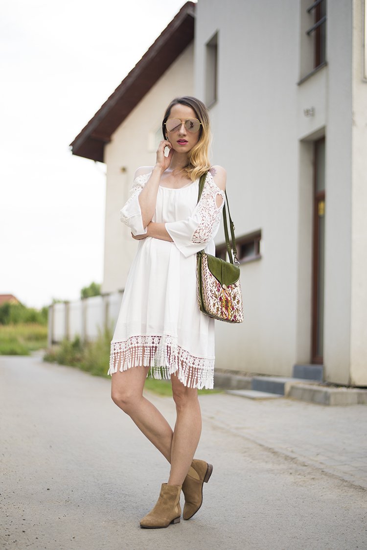 Белое платье с ботинками